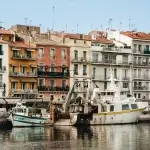 Façades colorées et bateaux de pêche amarrés sur les quais du canal de Sète