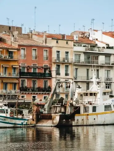 Façades colorées et bateaux de pêche amarrés sur les quais du canal de Sète