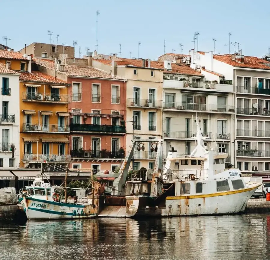 Façades colorées et bateaux de pêche amarrés sur les quais du canal de Sète