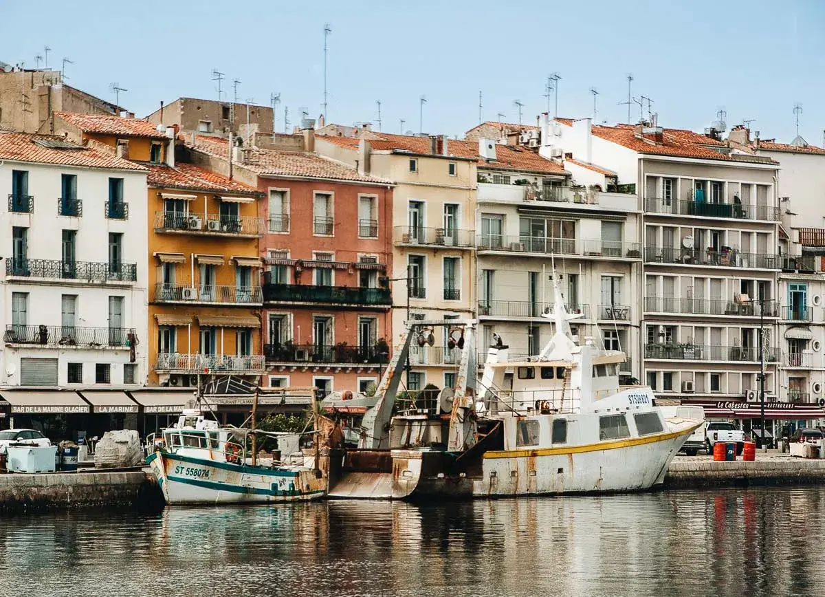 Façades colorées et bateaux de pêche amarrés sur les quais du canal de Sète