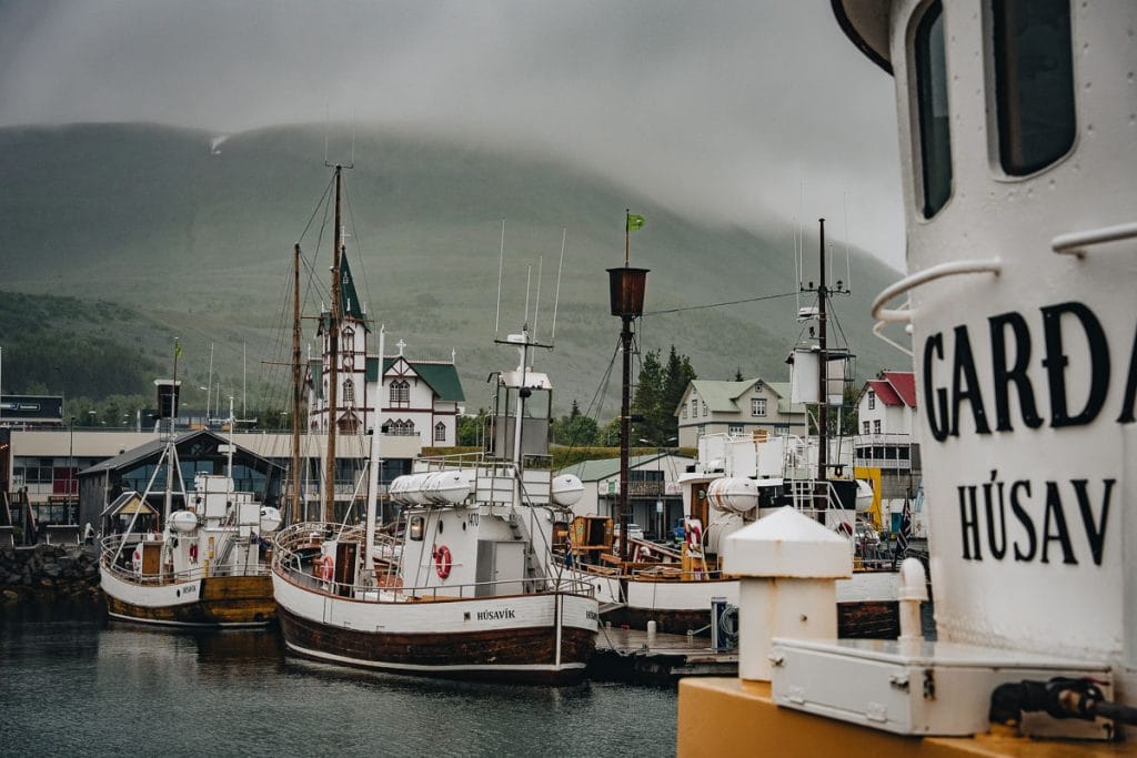 bateaux de pĂȘche sous la brume dans le port d'HĂșsavĂk en Islande