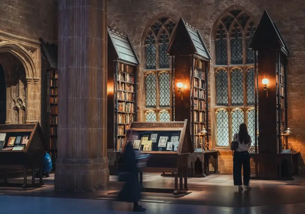 Décor gothique de la bibliothèque de Poudlard, avec ses vitrines de livres anciens, au studio Harry Potter de Tokyo
