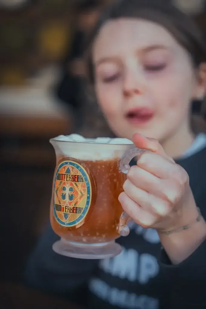 Notre fille tenant une Bièraubeurre servie dans sa chope souvenir, pendant notre visite du studio Warner Bros. de Tokyo