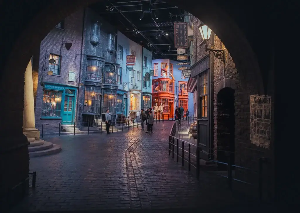 Le Chemin de Traverse vu depuis une arche en briques, à la lumière des lanternes, au studio Warner Bros. de Tokyo