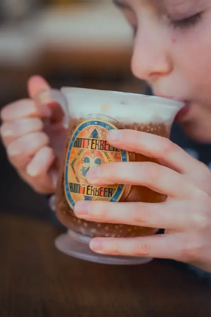 Notre fille savourant sa Bièraubeurre et sa mousse épaisse, pause gourmande au studio Harry Potter à Tokyo