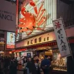 Crabe géant de l’enseigne Kani Doraku au-dessus de la foule à Dotonbori, à Osaka, la nuit