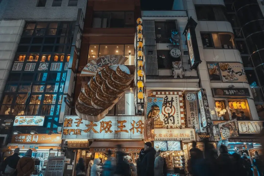 Enseigne géante en forme de gyoza du restaurant Osaka Ohsho à Dotonbori, la nuit