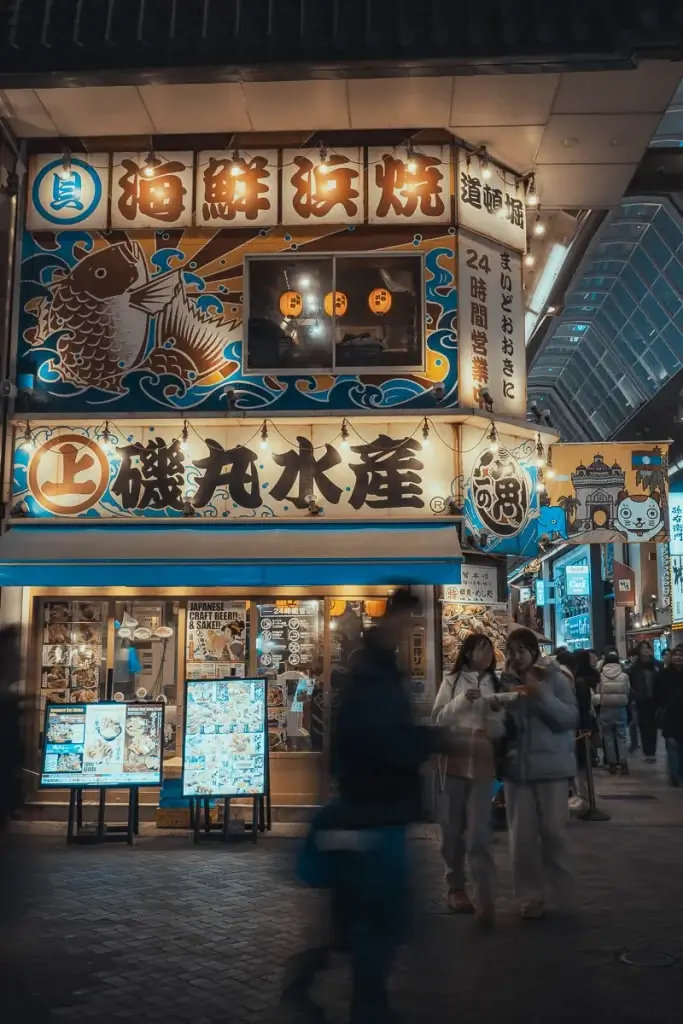 Façade peinte d’un restaurant de fruits de mer à Dotonbori, à Osaka