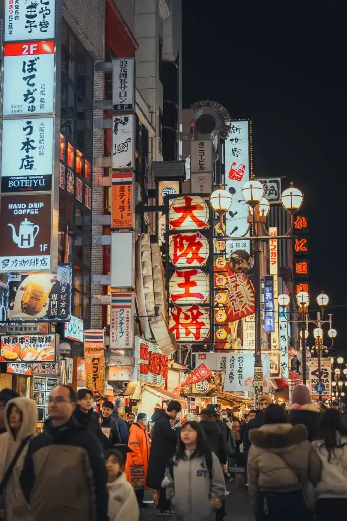 Rues animées de Dotonbori à Osaka la nuit, avec leurs enseignes lumineuses