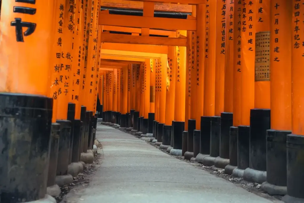 Allée déserte sous les torii vermillon du sanctuaire Fushimi Inari, à Kyoto, loin de la foule