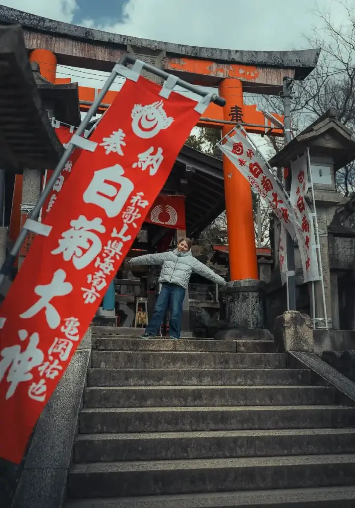 Enfant devant un torii sur les hauteurs du sanctuaire Fushimi Inari, à Kyoto