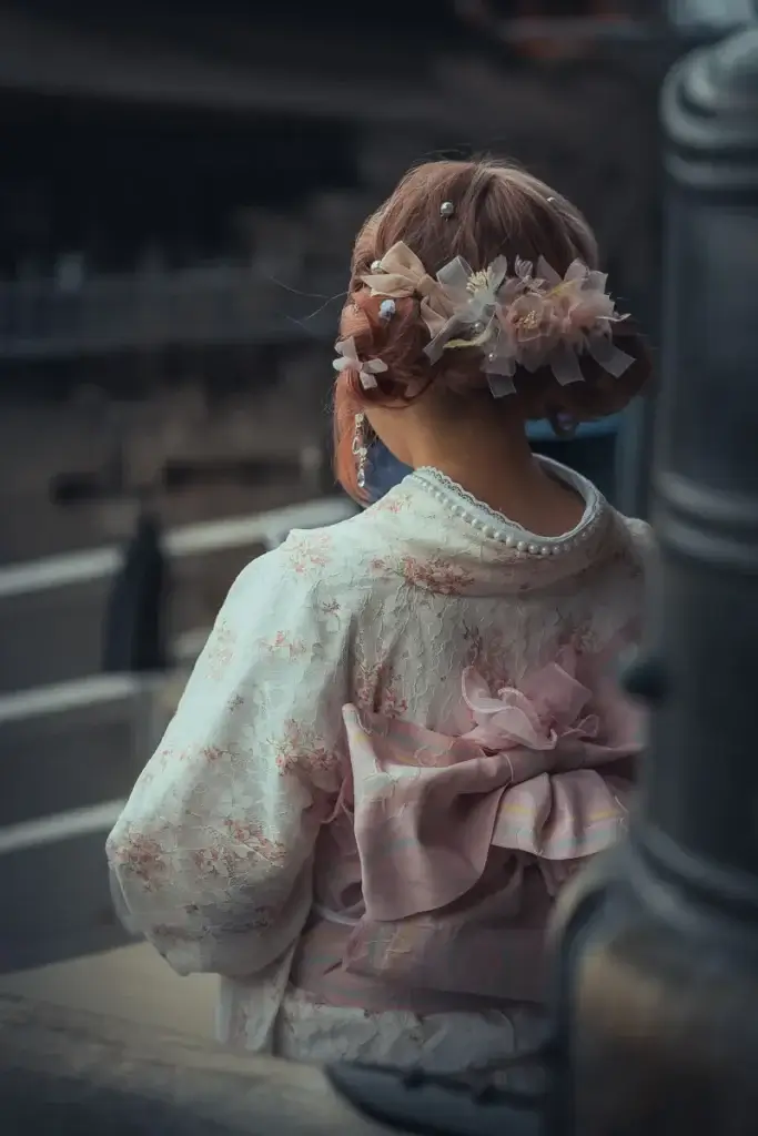 Visiteuse vue de dos en kimono de dentelle blanche et rose au temple Kiyomizu-dera, à Kyoto