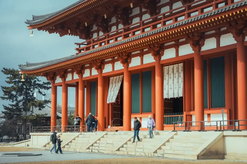 Grand pavillon central Chūkondō du temple Kōfuku-ji à Nara, avec ses colonnes vermillon