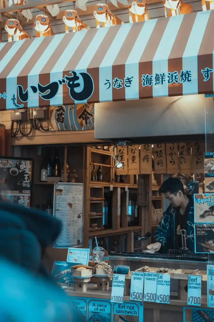 Stand d’anguille grillée au marché Kuromon d’Osaka, avec ses prix affichés