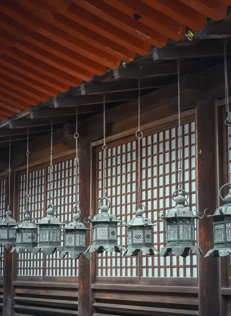 Lanternes de bronze suspendues sous les galeries du sanctuaire Kasuga Taisha à Nara