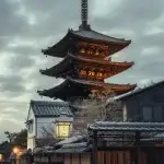Pagode Yasaka illuminée au crépuscule dans le quartier d'Higashiyama à Kyoto, pendant notre voyage en famille en février