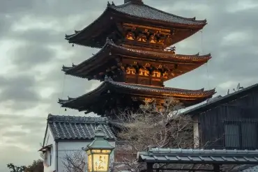 Pagode Yasaka illuminée au crépuscule dans le quartier d'Higashiyama à Kyoto, pendant notre voyage en famille en février