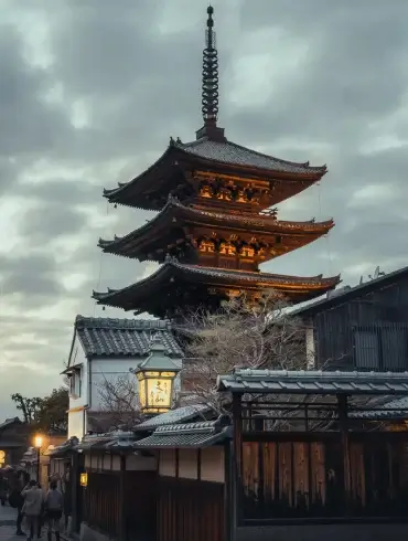 Pagode Yasaka illuminée au crépuscule dans le quartier d'Higashiyama à Kyoto, pendant notre voyage en famille en février
