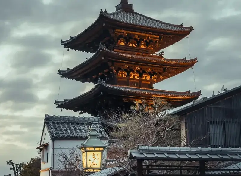 Pagode Yasaka illuminée au crépuscule dans le quartier d'Higashiyama à Kyoto, pendant notre voyage en famille en février