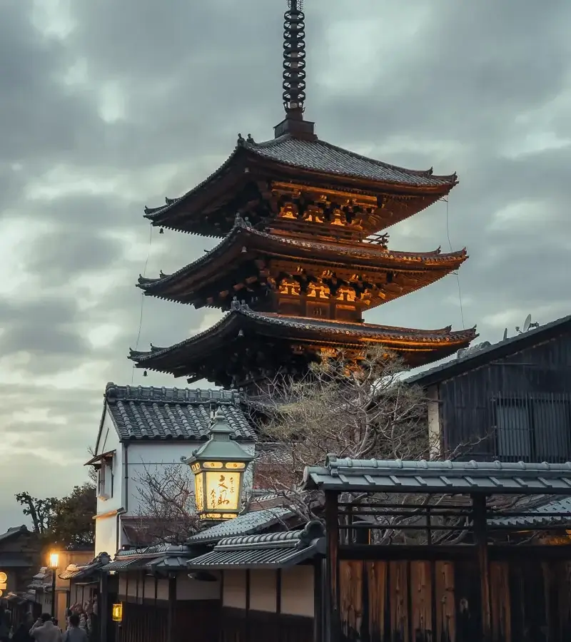 Pagode Yasaka illuminée au crépuscule dans le quartier d'Higashiyama à Kyoto, pendant notre voyage en famille en février