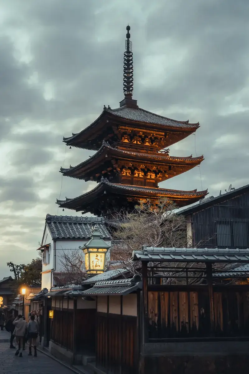 Pagode Yasaka au crépuscule à Kyoto