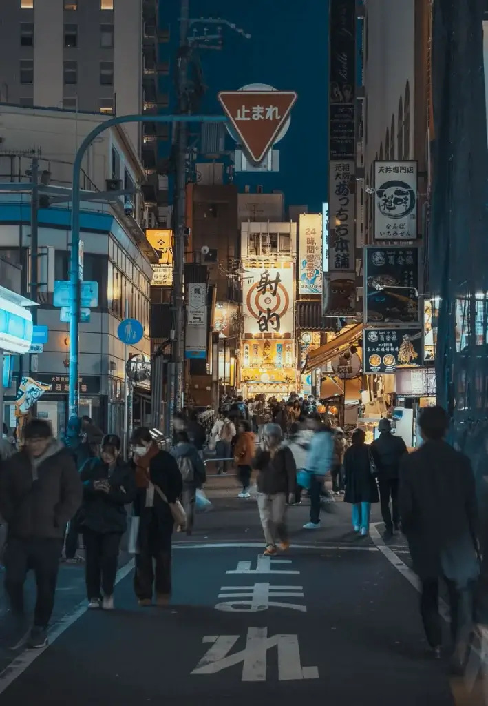 Rue animée de Namba la nuit, à deux pas de Dotonbori, à Osaka